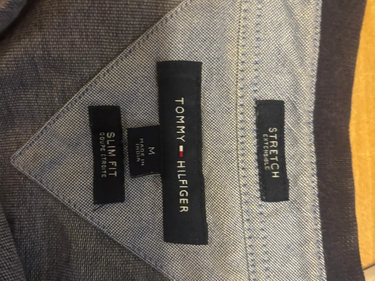 Billede 3 - Flot Tommy Hilfiger herrepolo i grå/blå