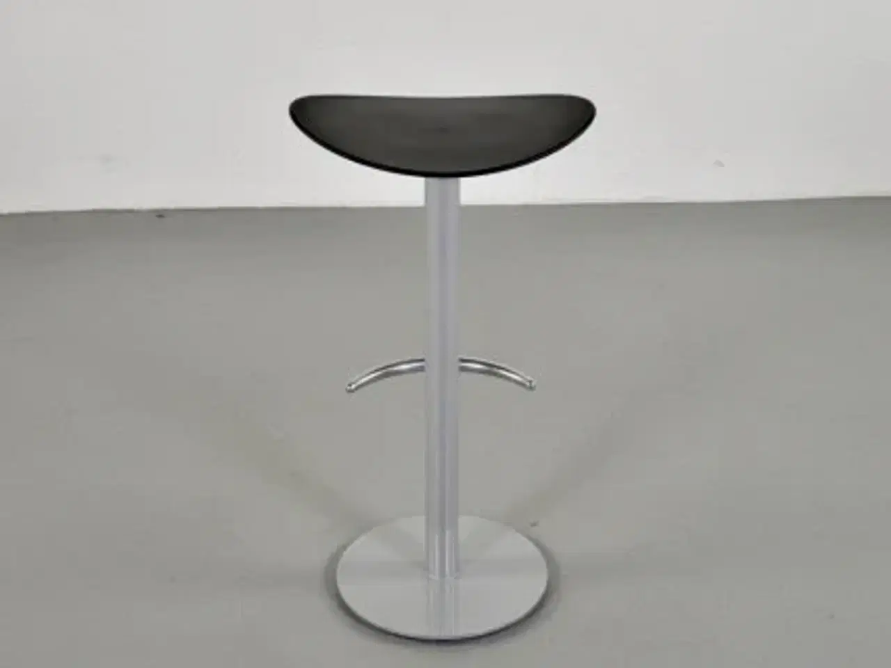 Billede 3 - Barstol med sort sæde, på grå fod