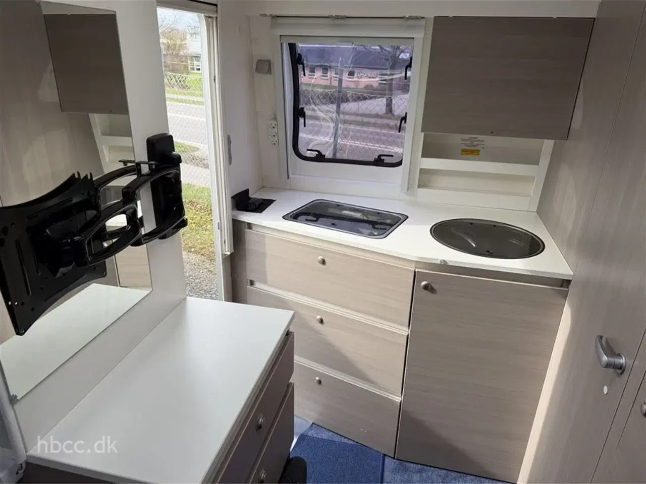 Billede 3 - 2012 - Adria Action 361 LH   Adria Action 361 LH – Let rejsevogn med fortelt og ikonisk design