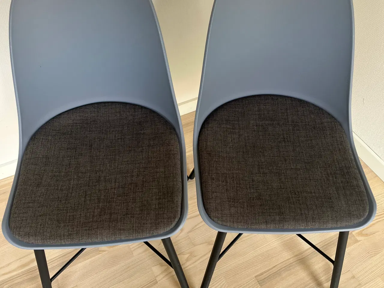 Billede 1 - Spisebordsstole 2 stk. i lysblå plast m/grå stof
