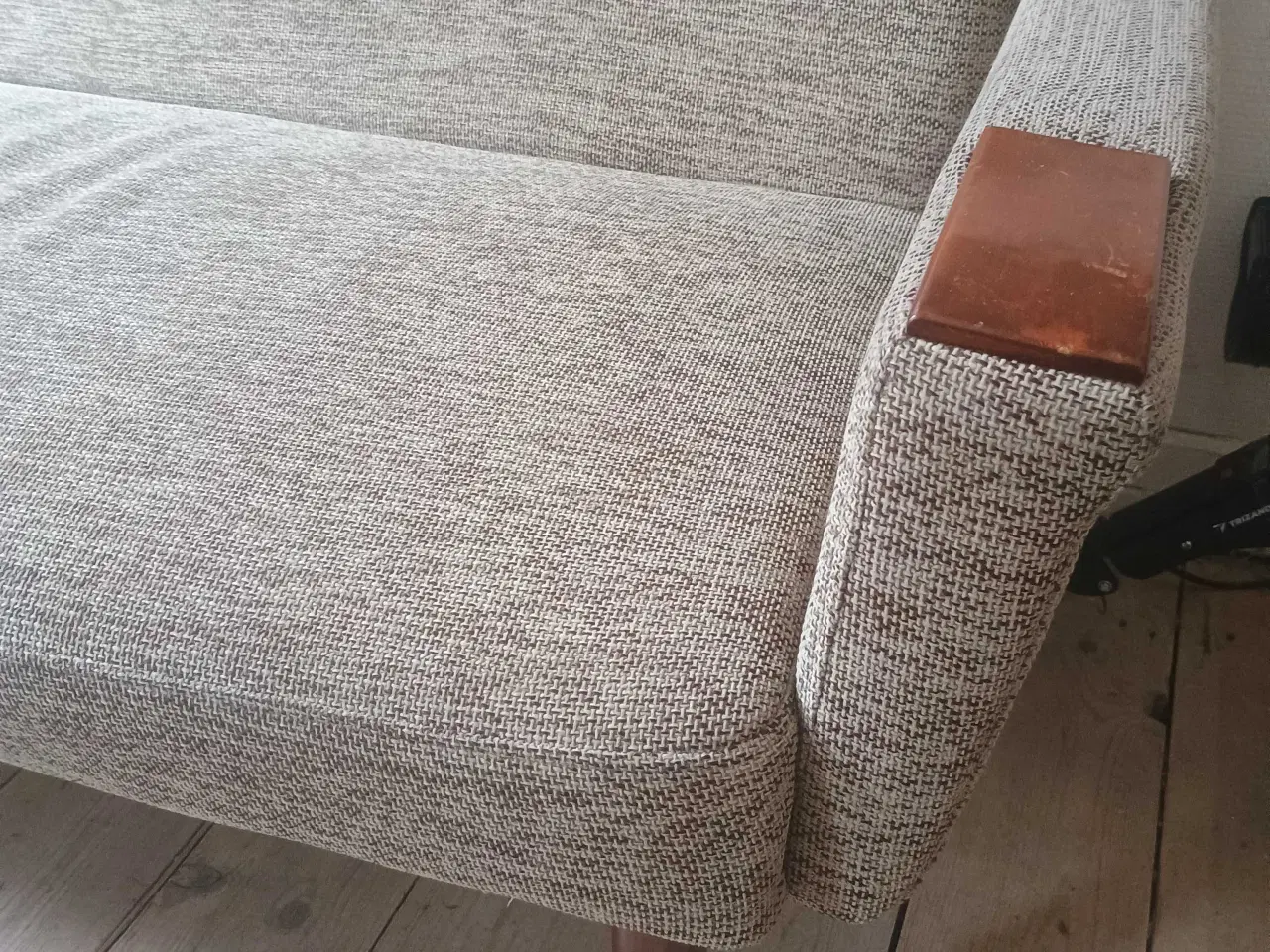 Billede 2 - Flot polstret topersoners sofa med detaljer i træ 
