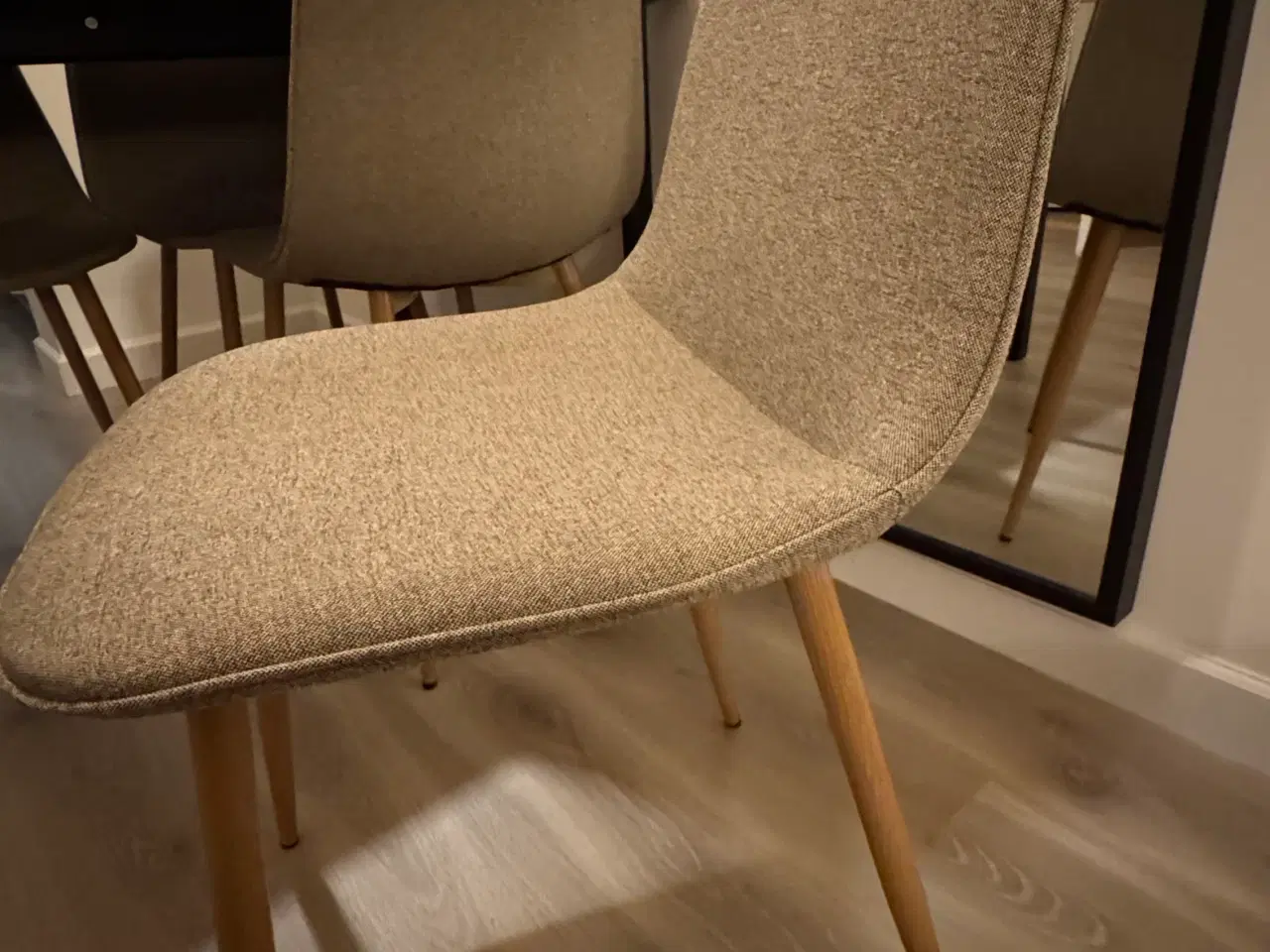 Billede 5 - 4 spisebordsstole og et spisebord 