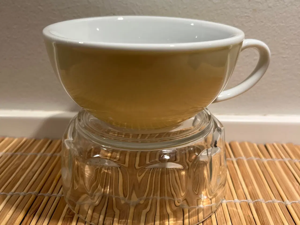 Billede 1 - Smuk Falby Design tekop – Solgul retro-charme