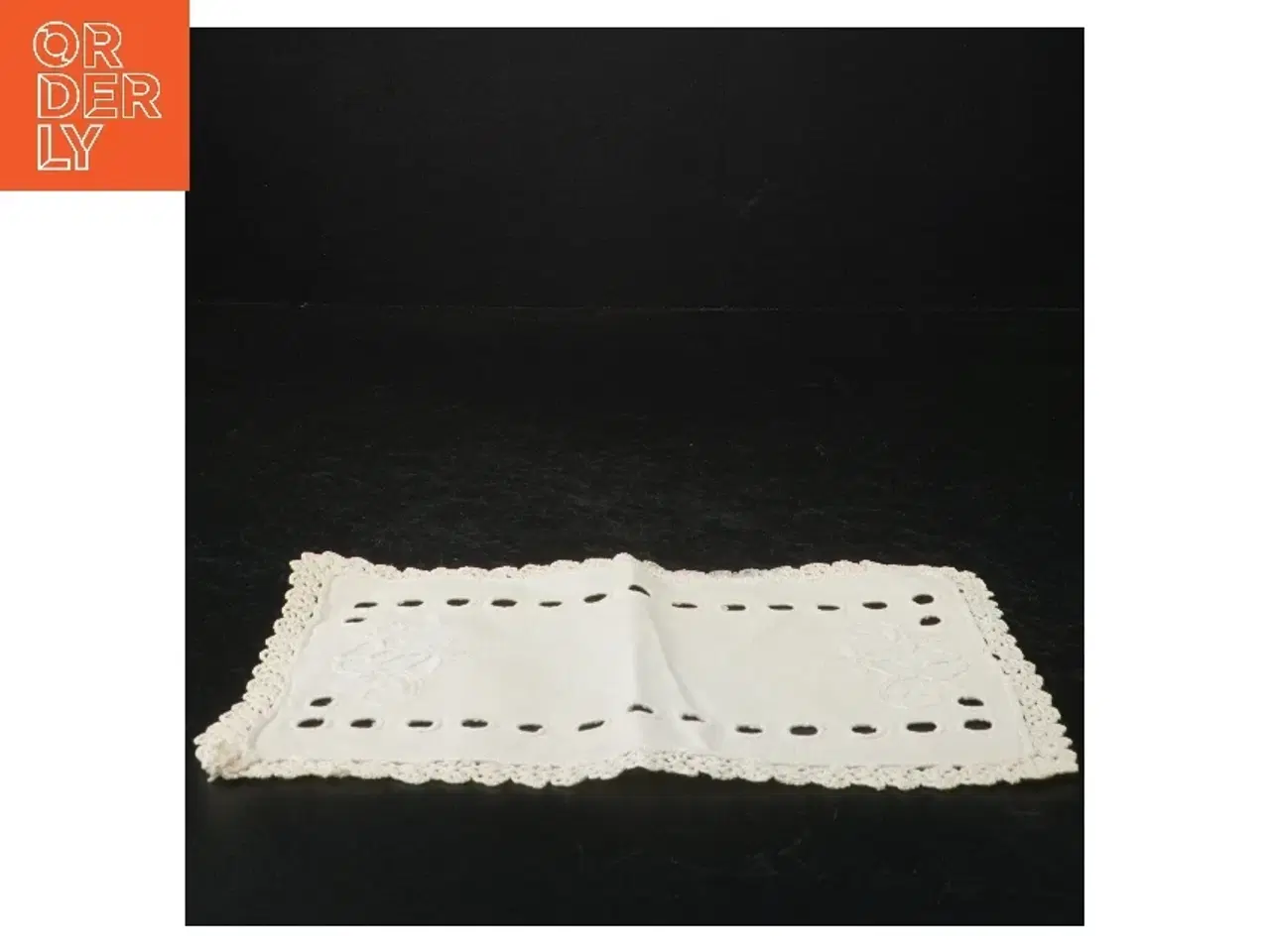 Billede 2 - Broderet dug med hæklet kant (str. 22 x. 15,5 cm)