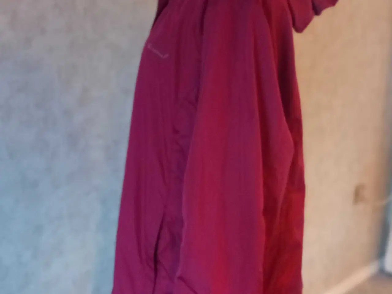 Billede 2 - Bordeauxrød Regnjakke 