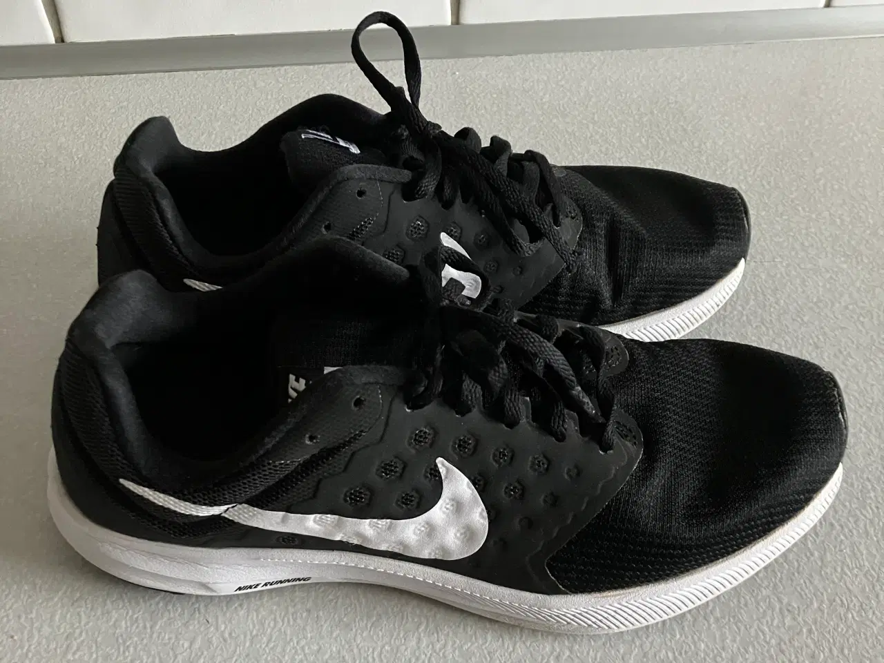 Billede 1 - Et par flotte Nike Downshifter 7 sportssko i sort 