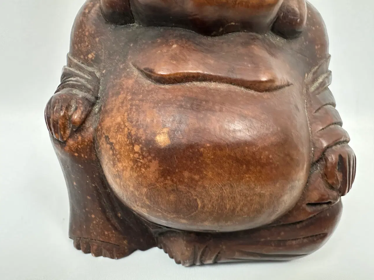 Billede 3 - Lille asiatisk Budda træfigur / træskulptur