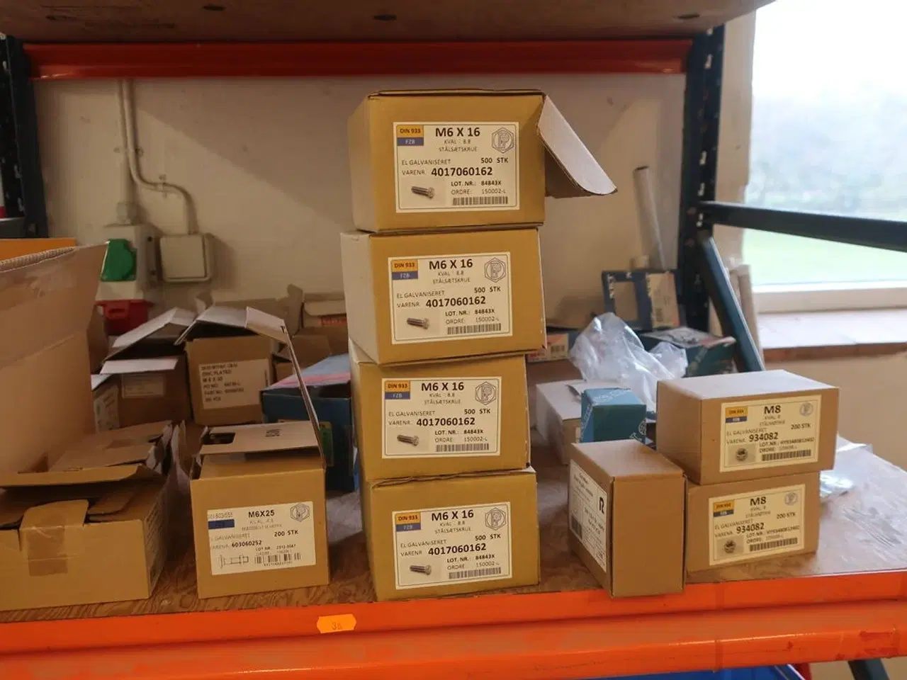 Billede 5 - Reol med div. Bolte m.m.