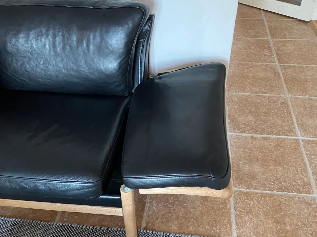 Billede 5 - Sofa Layzit - 2 1/2 pers. - sort læder - stel i eg