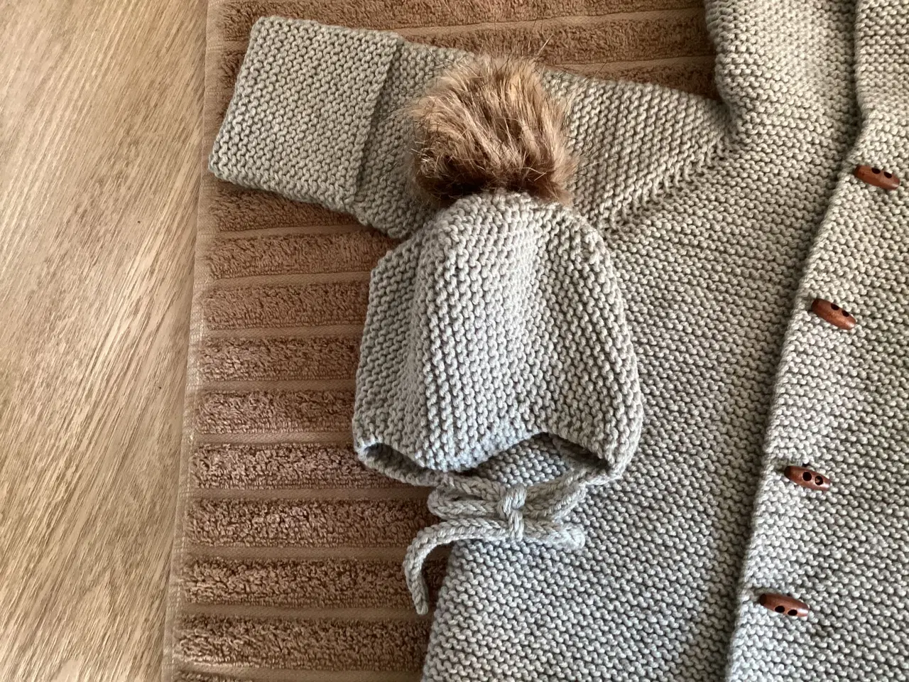 Billede 6 - Håndstrikket Selmas sovedragt med hue og futter 3-