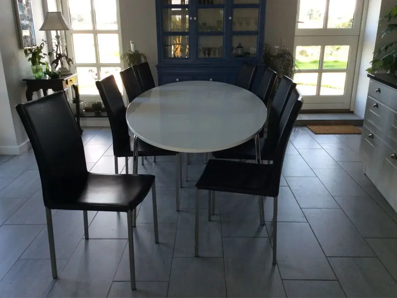 Billede 1 - Højglans Spisebord  + 8 stole