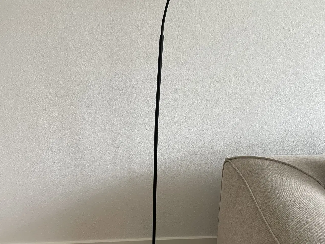 Billede 1 - Standerlampe i sort sælges