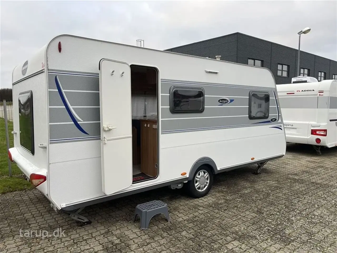 Billede 2 - 2014 - Caravelair Antares Luxe 527 Fortelt: Isabella Commodore Concept, mover, tv-antenne, sidesiddegruppe, kompressor køleskab m/ frostboks, 3 køjer og dobbeltseng