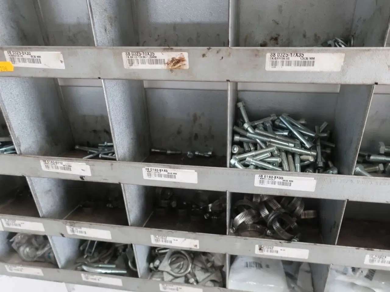 Billede 3 - Sortimentsreol med indhold