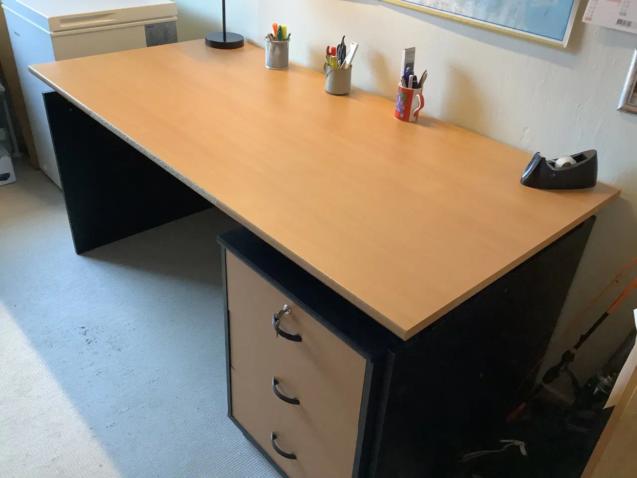 Billede 2 - Skrivebord med flytbar skuffer.