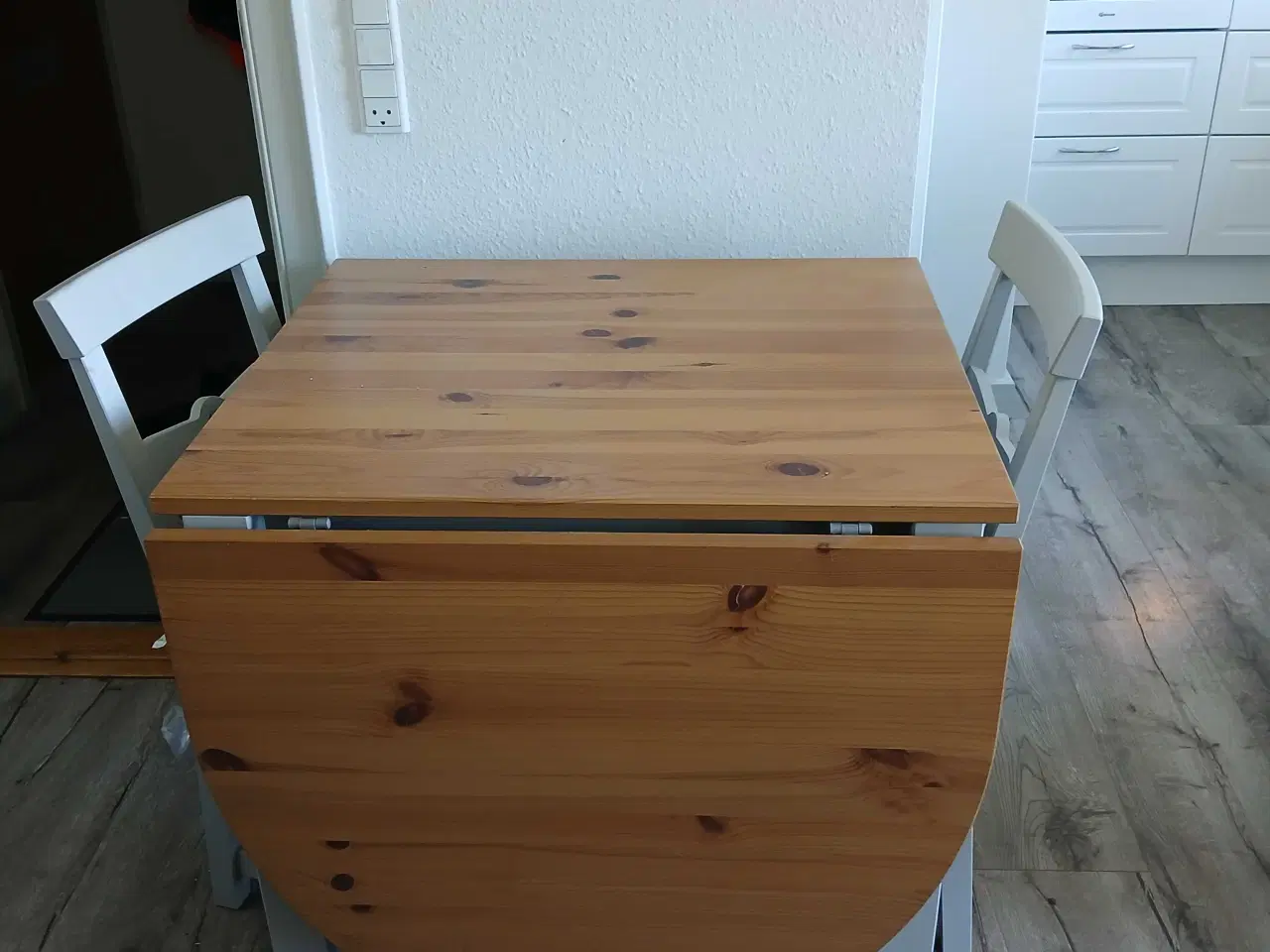 Billede 1 - Spisebord med stole