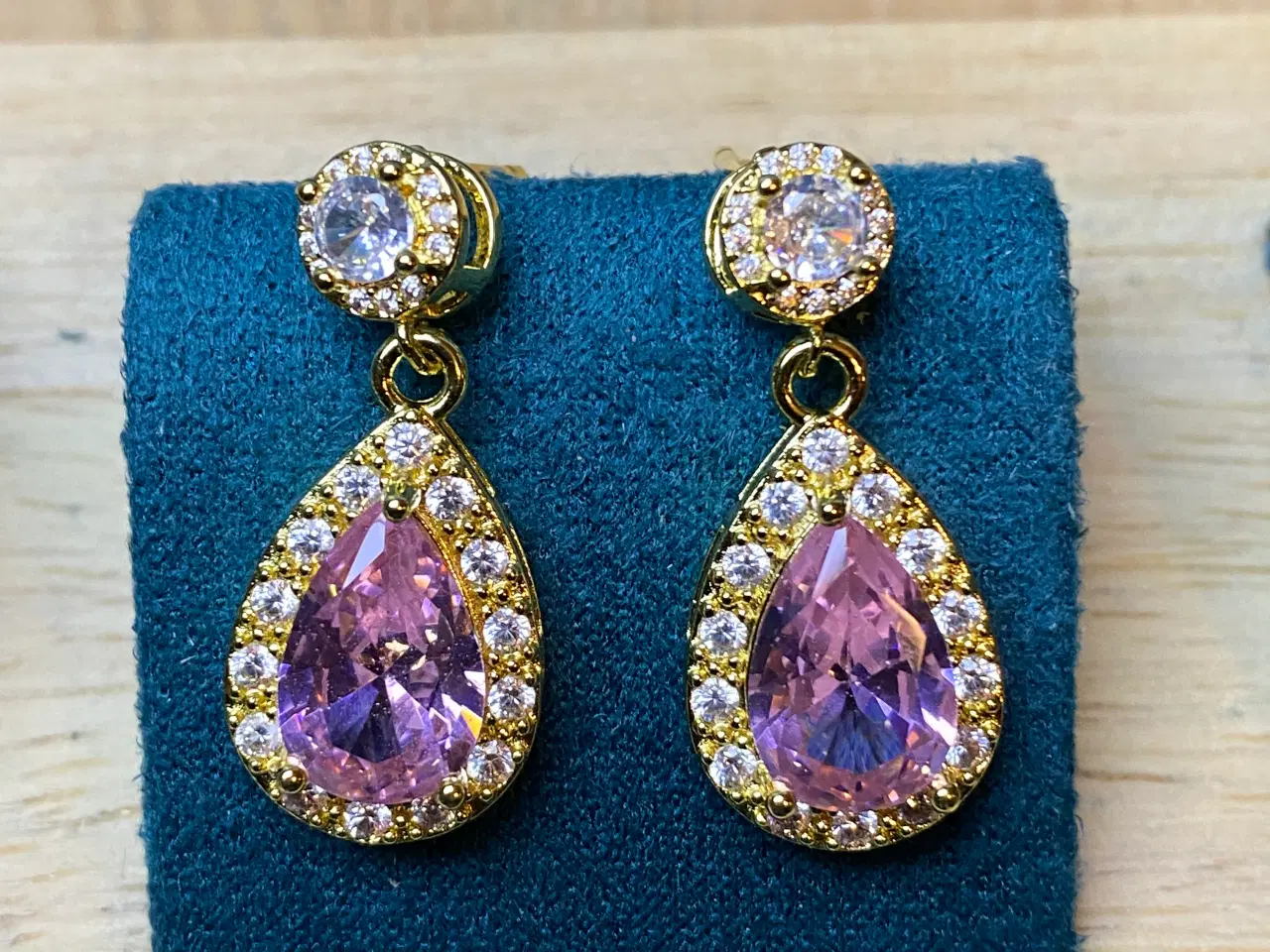 Billede 3 - Halskæde og øreringe sæt med lyserøde sten