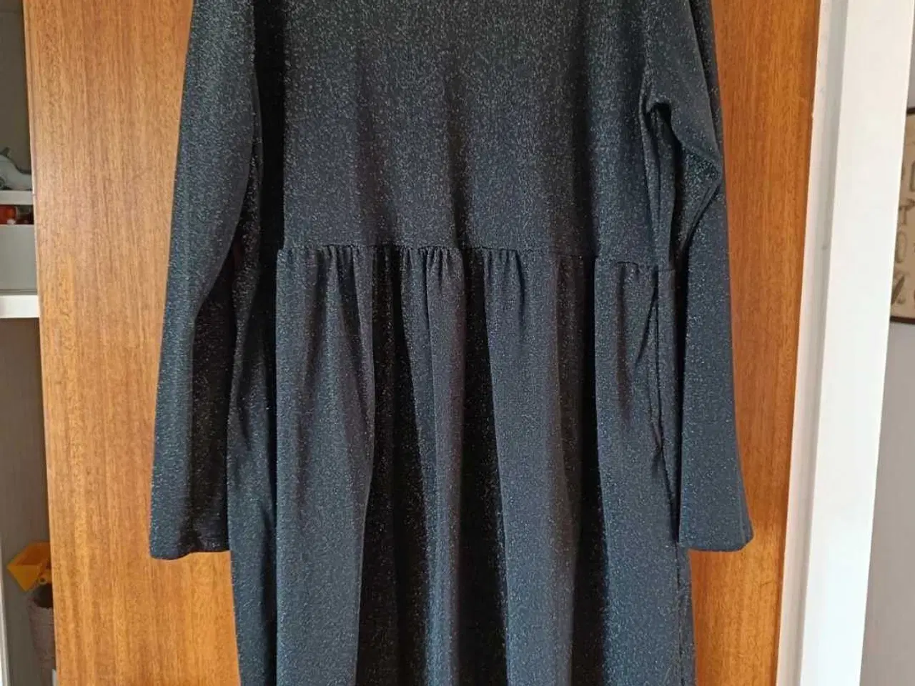 Billede 1 - Lækker kjole i glimmer fra Liberte 