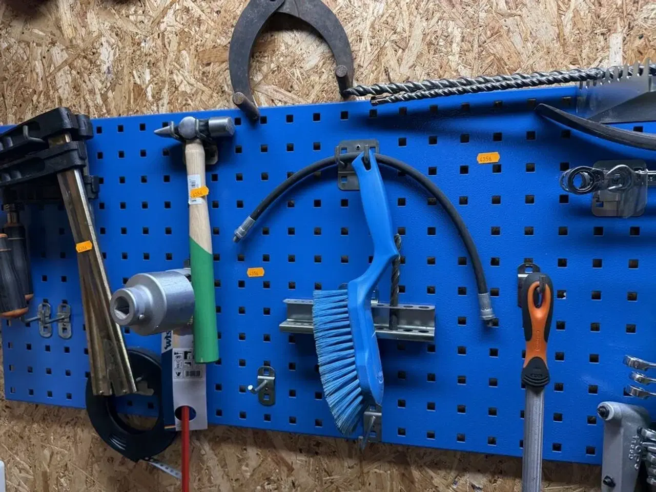 Billede 10 - Værktøjsvæg med diverse værktøj, bor m.m.