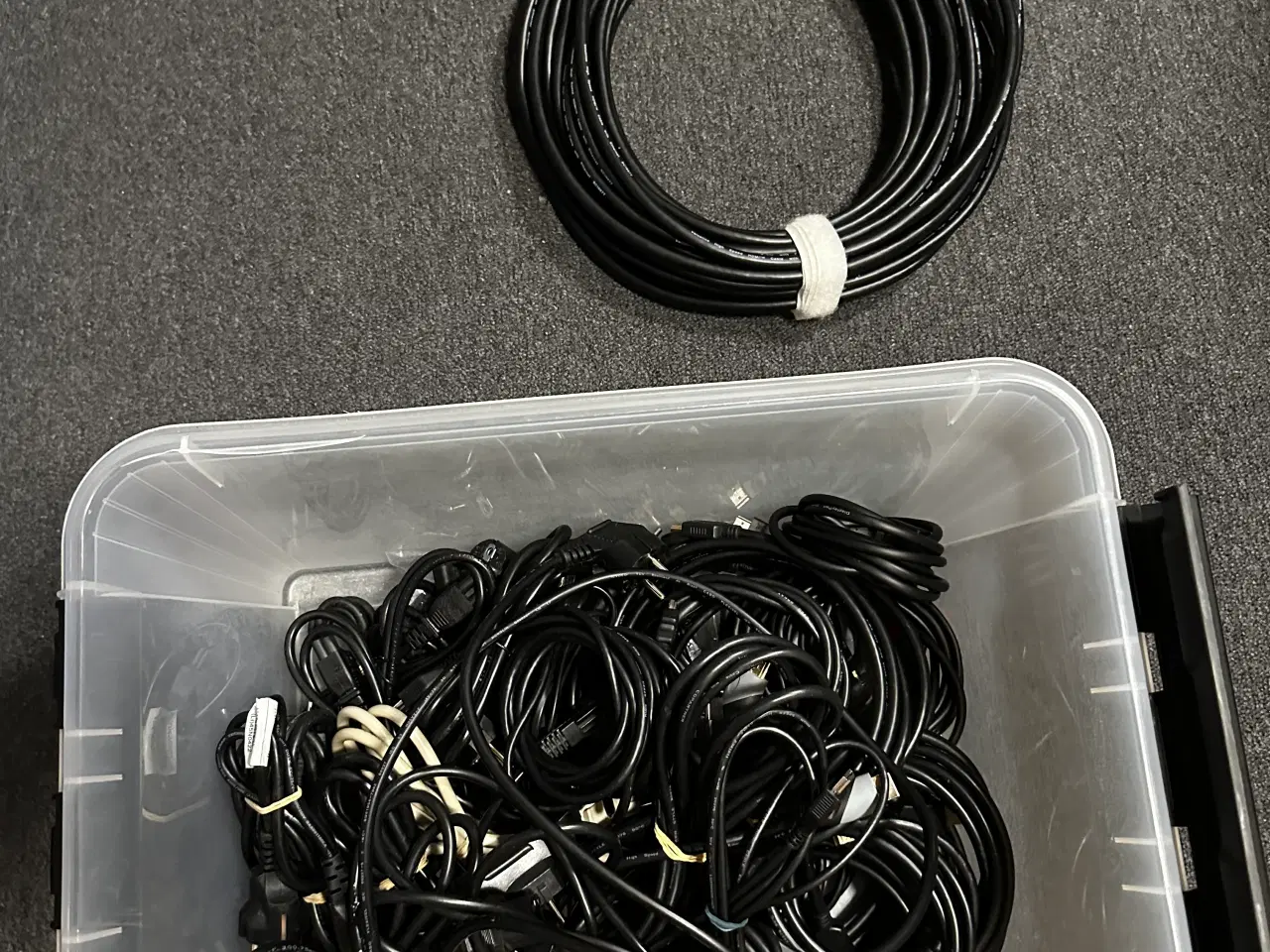 Billede 1 - USB, HDMI, POWER og andre kabler.