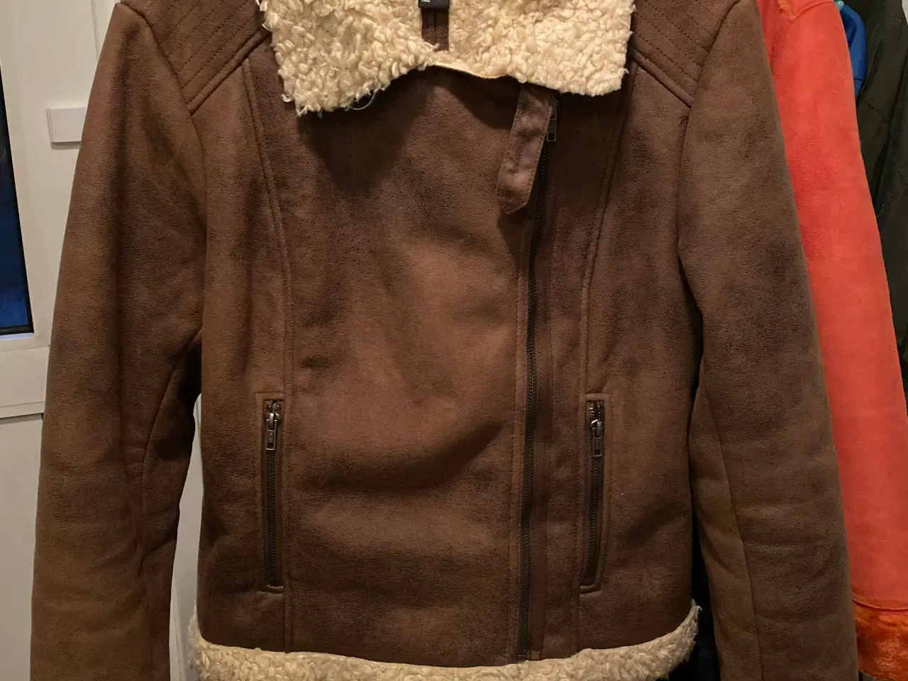 Billede 1 - H&M varm jakke med faux fur foer - 42