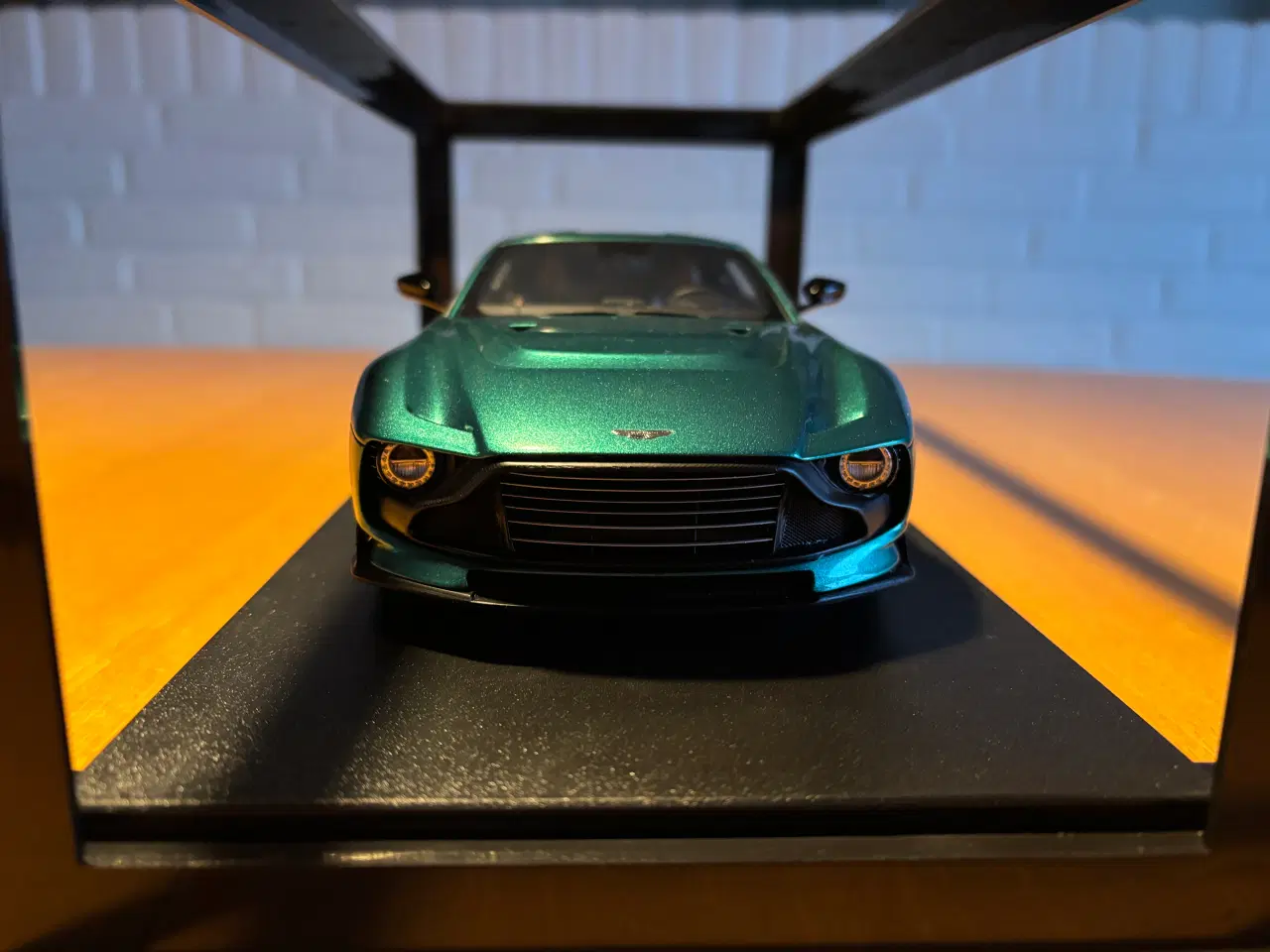 Billede 1 - Aston Martin Valour 1:18