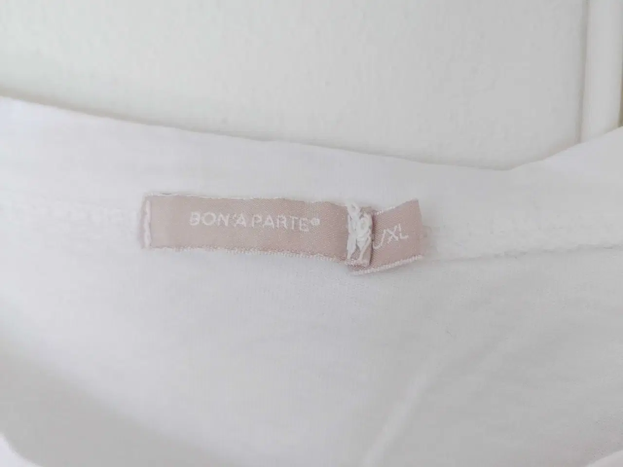 Billede 2 - T-shirt m/ fjer og glimmer 