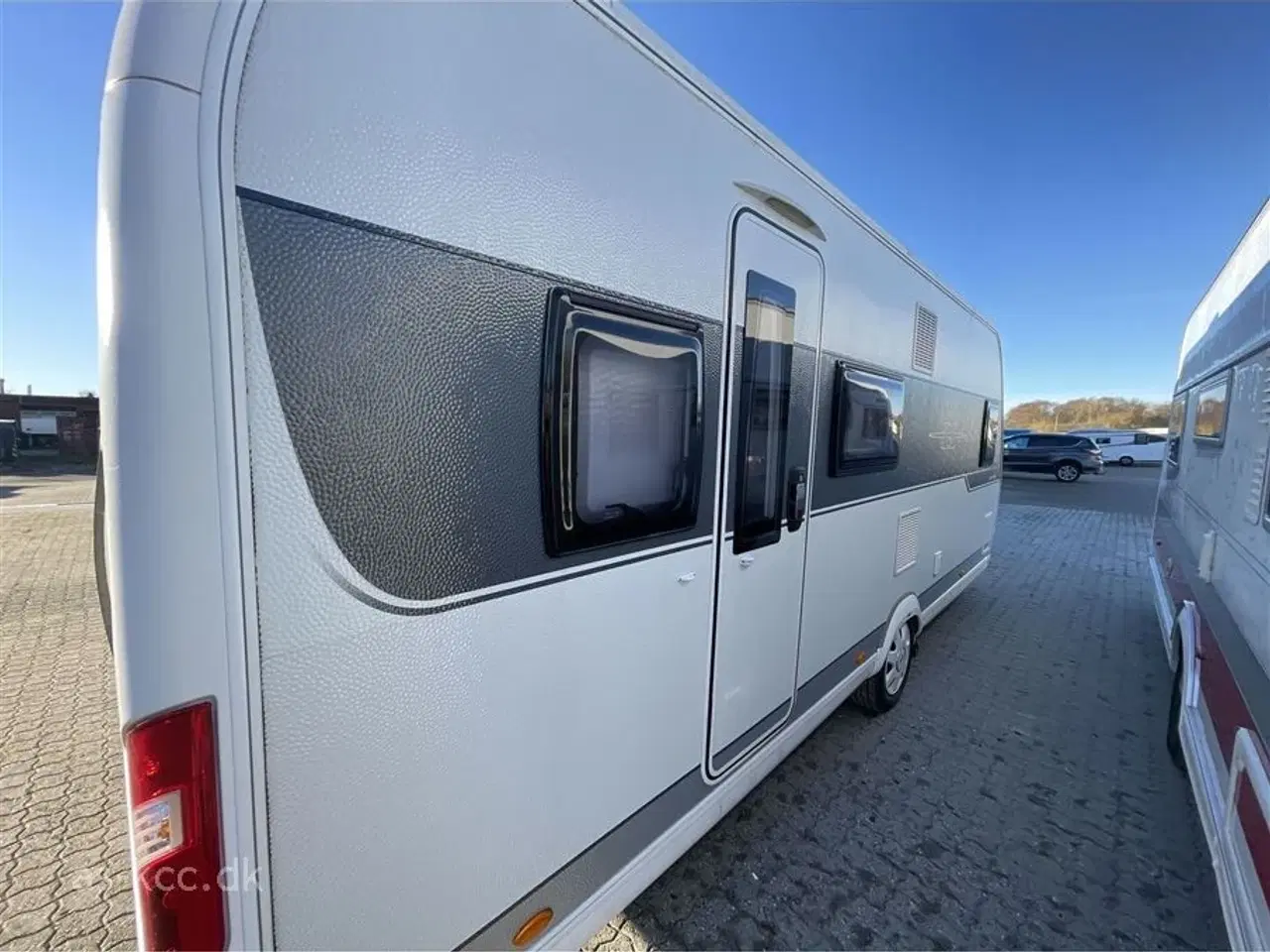 Billede 14 - 2017 - Hobby De Luxe 560 KMFe   Hobby De Luxe 560 KMFE årg. 2017 incl. 6 sovepladser, 6 siddepladser, Nyt Isabella Commodore Dawn 2024, mover, Eclipse12v tv, Sun Blue med stænger