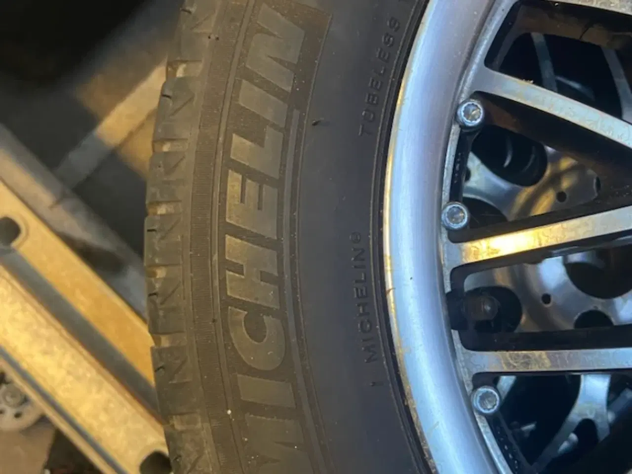 Billede 9 - 4 Michelin sommer dæk med flotte fælge og kapsler 