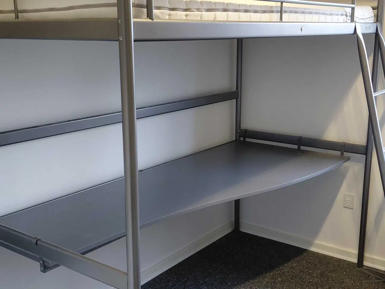 Billede 3 - Høj seng med skrivebord