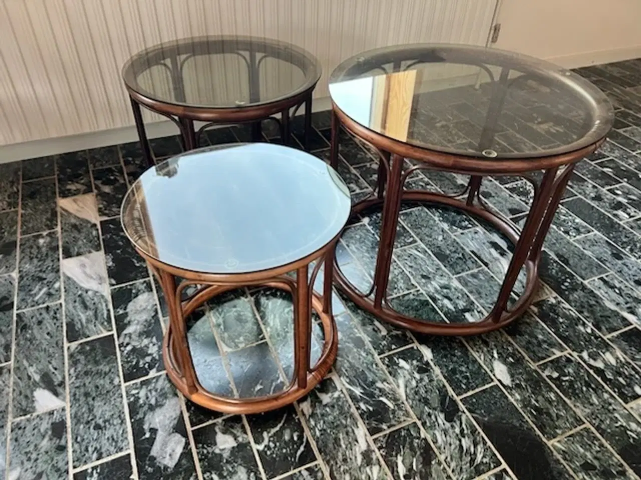 Billede 1 - Runde glasborde med mørkt træ, 3 stk.