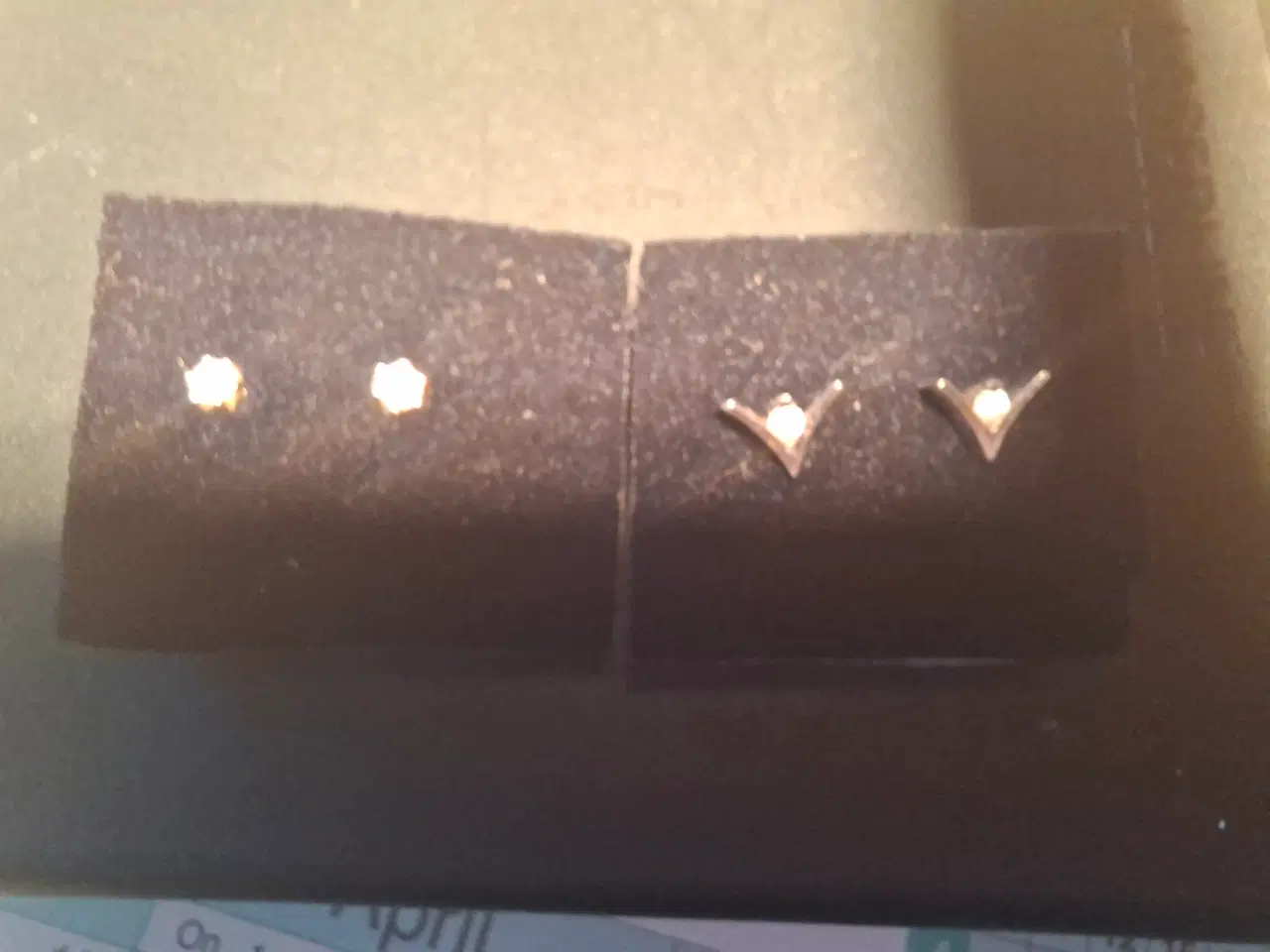 Billede 1 - 2 Par guld + hvidguld ørestikker med diamant