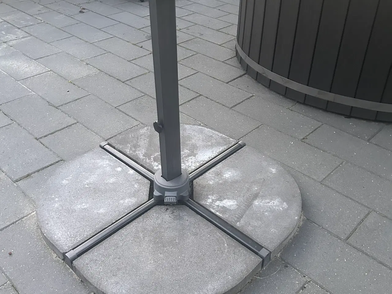 Billede 3 - STOR HÆNGEPARASOL 4x3 M MED FLISER