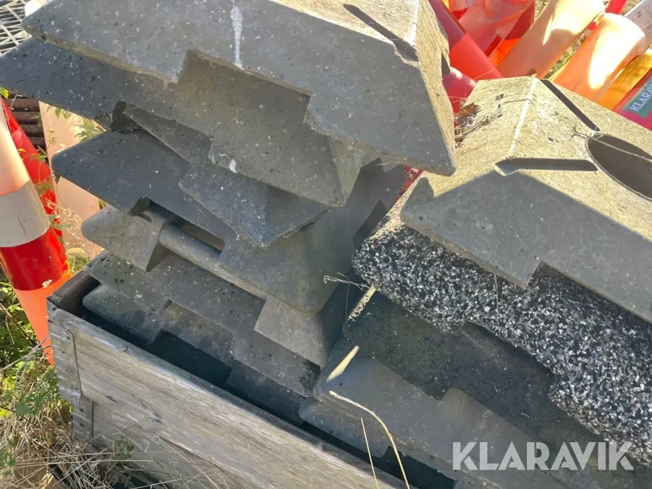 Billede 12 - Skilte fødder og stolper blandet palle