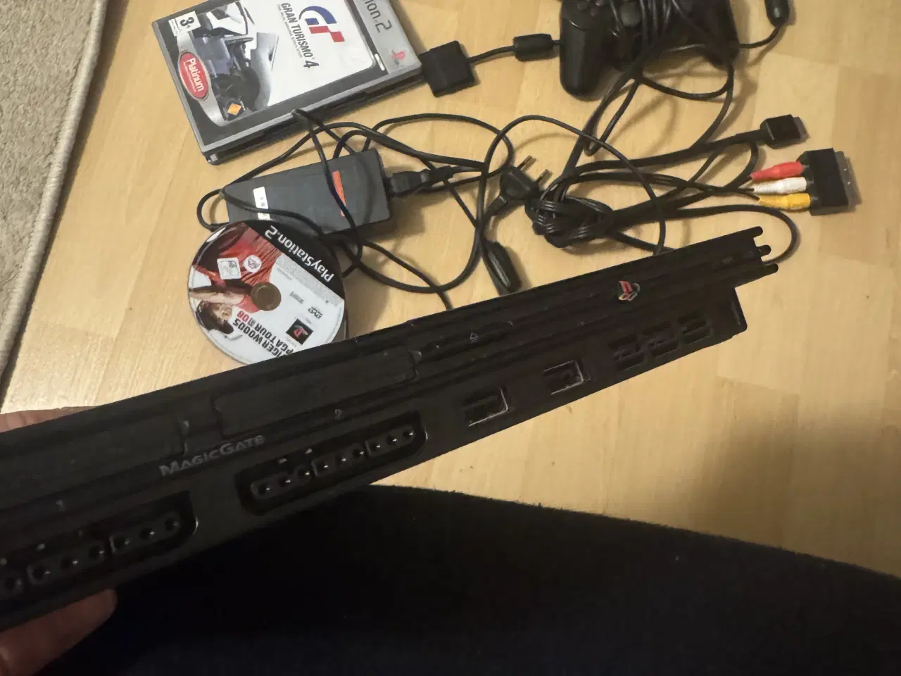 Billede 2 - Pack PlayStation 2 med to controller og et spill