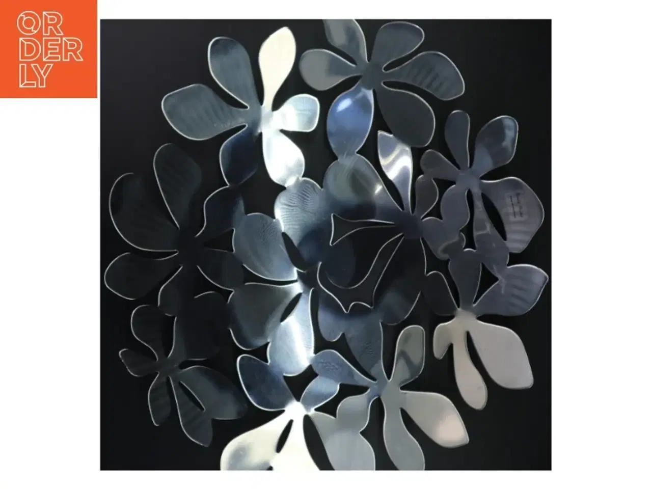 Billede 2 - Metal frugtskål med blomsterdesign, IKEA fra Monika Mulder (str. Ø. 40 cm)