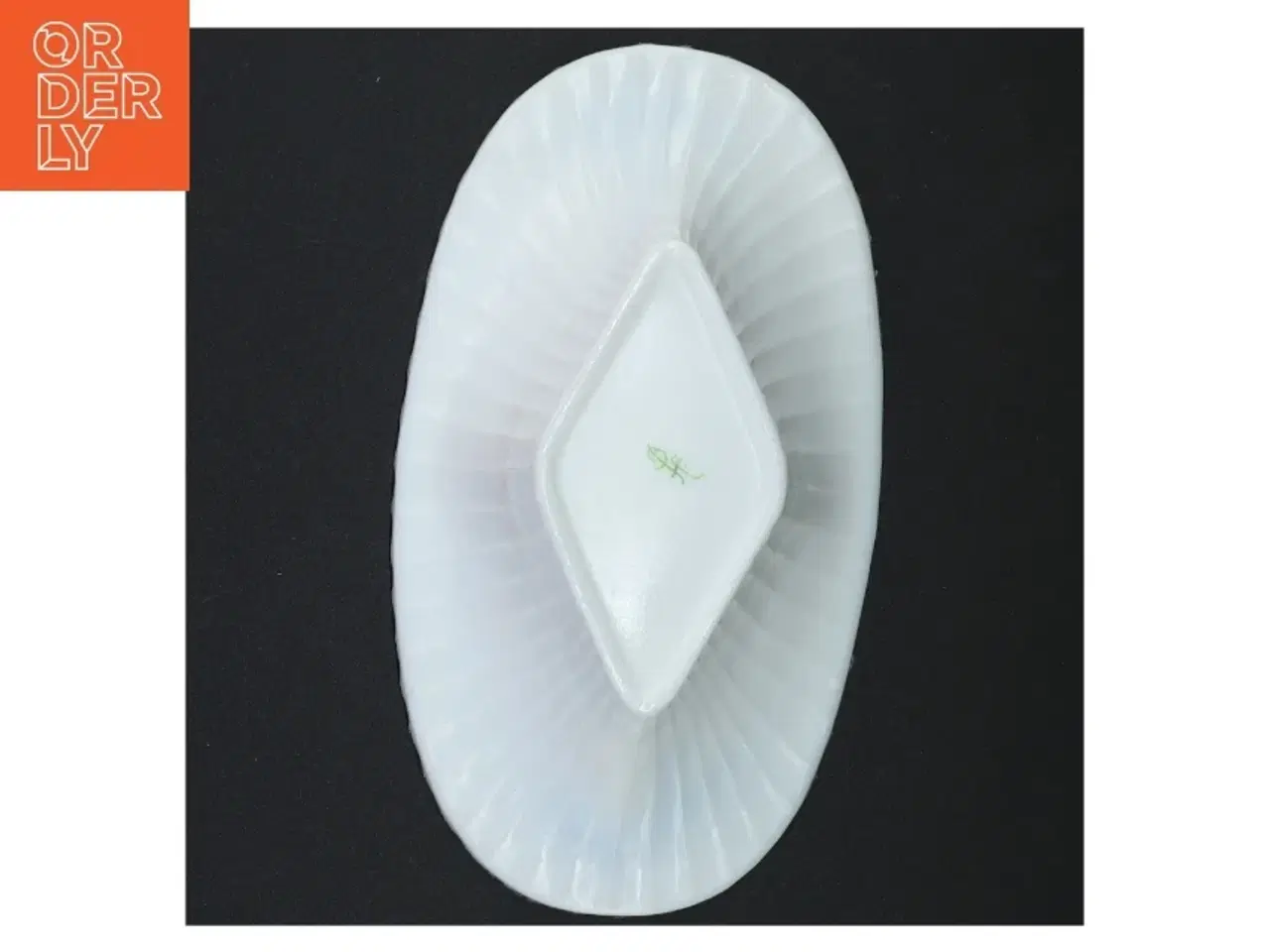 Billede 3 - Hvid opaline presset glas skål med bølget kant (str. 22,5 x 12,5 x 7 cm)