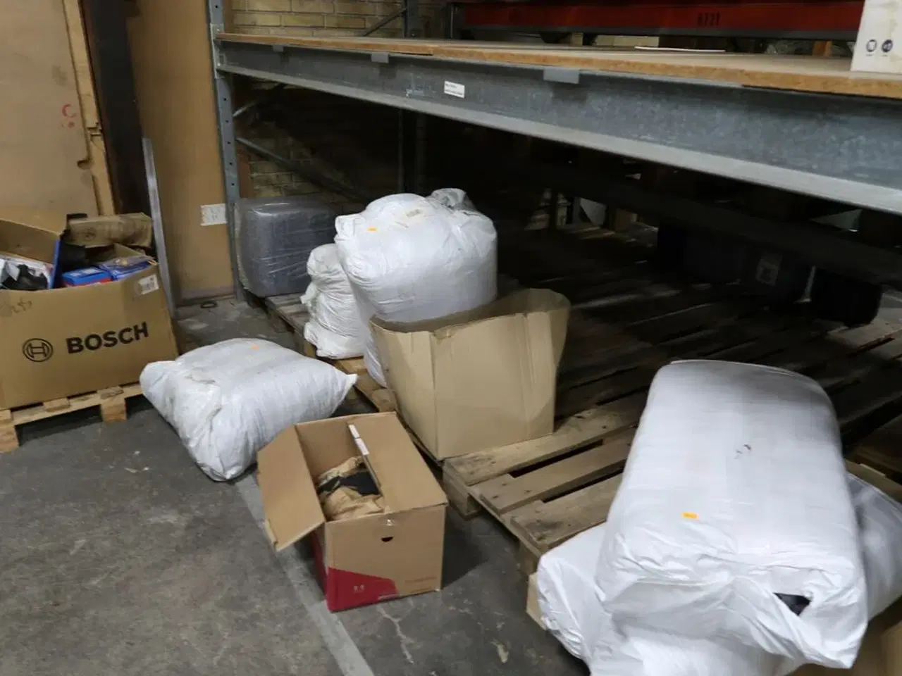 Billede 6 - 2 fag lagerreoler med indhold