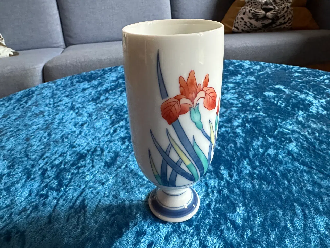 Billede 1 - Lille porcelænsvase med orange iris sælges