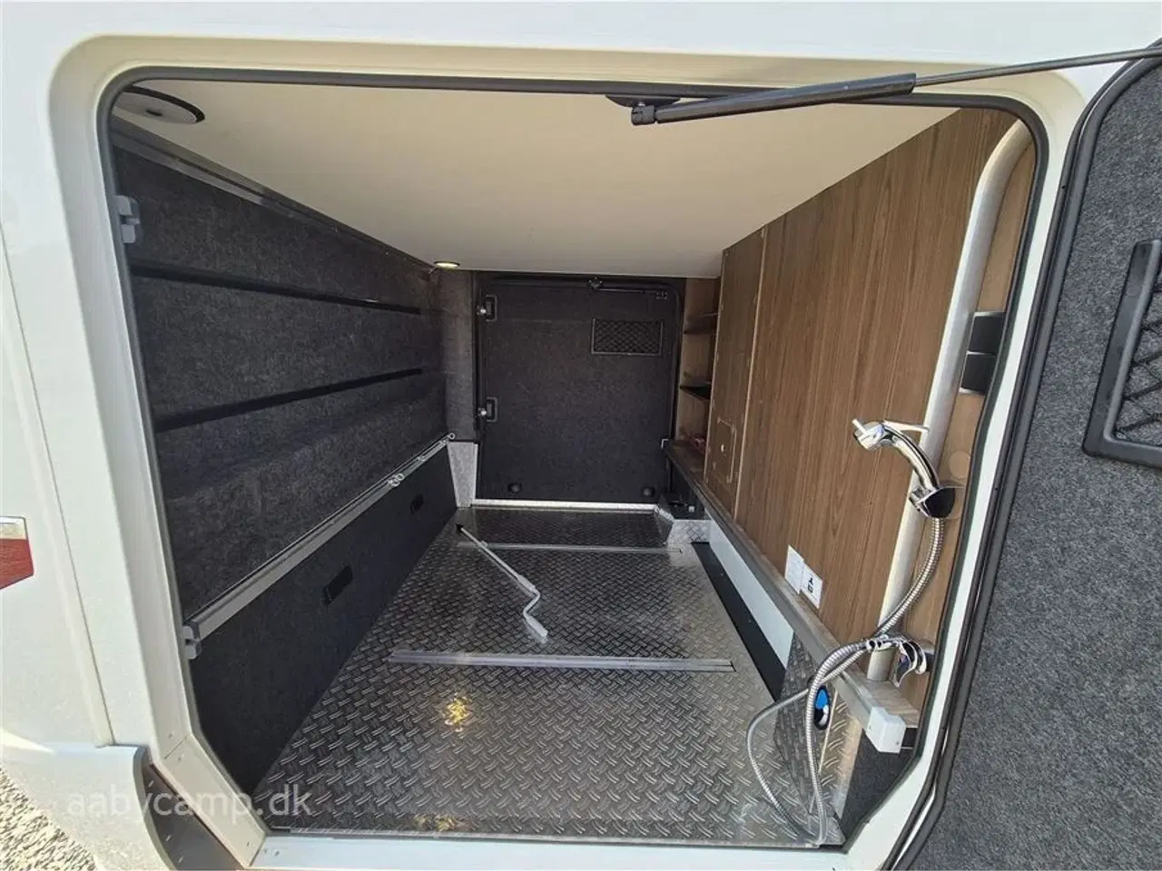 Billede 38 - 2022 - Hymer BML I880   2x solceller. 3x Batterier. inverter. Markise. Lædersæder. udv. gas. udv. bruser. Adaptiv fartpilot. Hydrauliske støtteben.