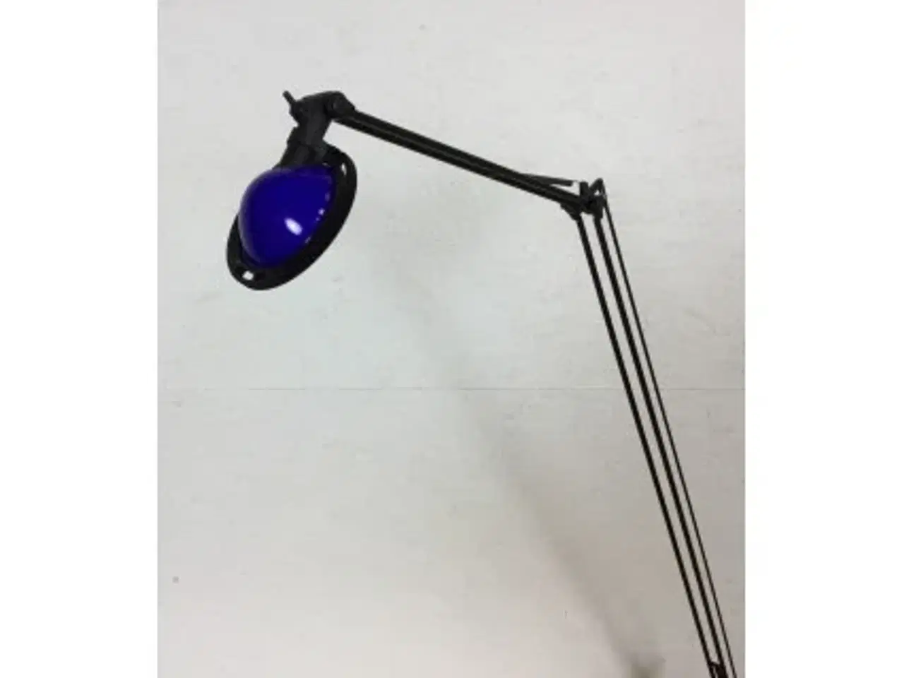 Billede 2 - Luceplan bordlampe i sort med blå glasskærm