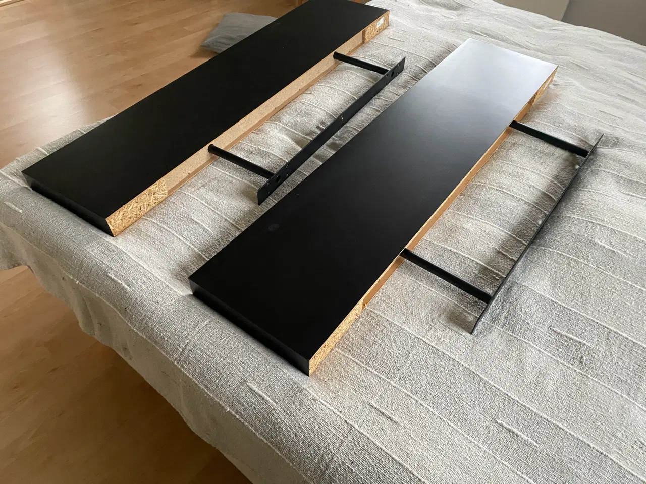 Billede 4 - Svæve hylder 2 hvide og 2 sorte