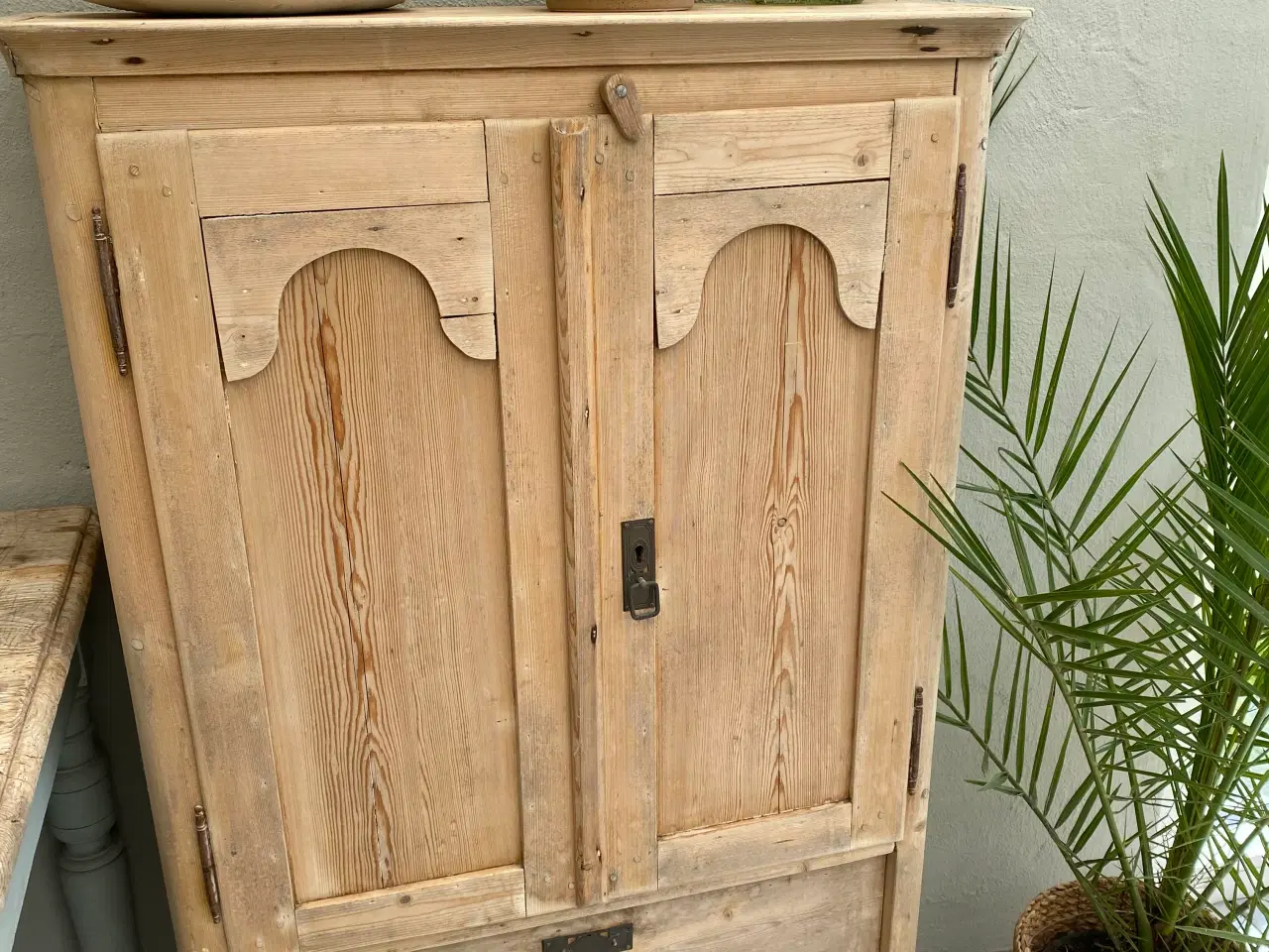 Billede 1 - Mini karlekammerskab i afsyret fyrretræ 