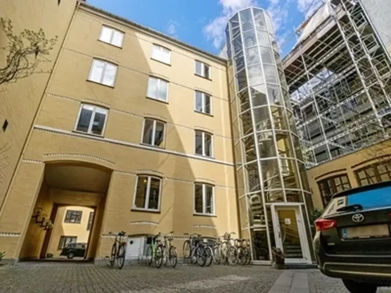 Billede 1 - I byens bedste baghus