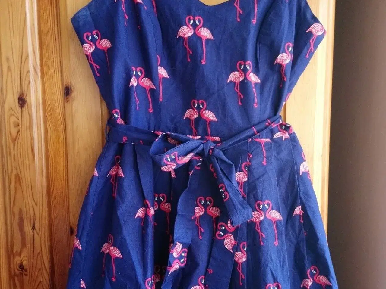 Billede 1 - Kjole-mini.m. flamingo print+strop-Stør:40 (large)