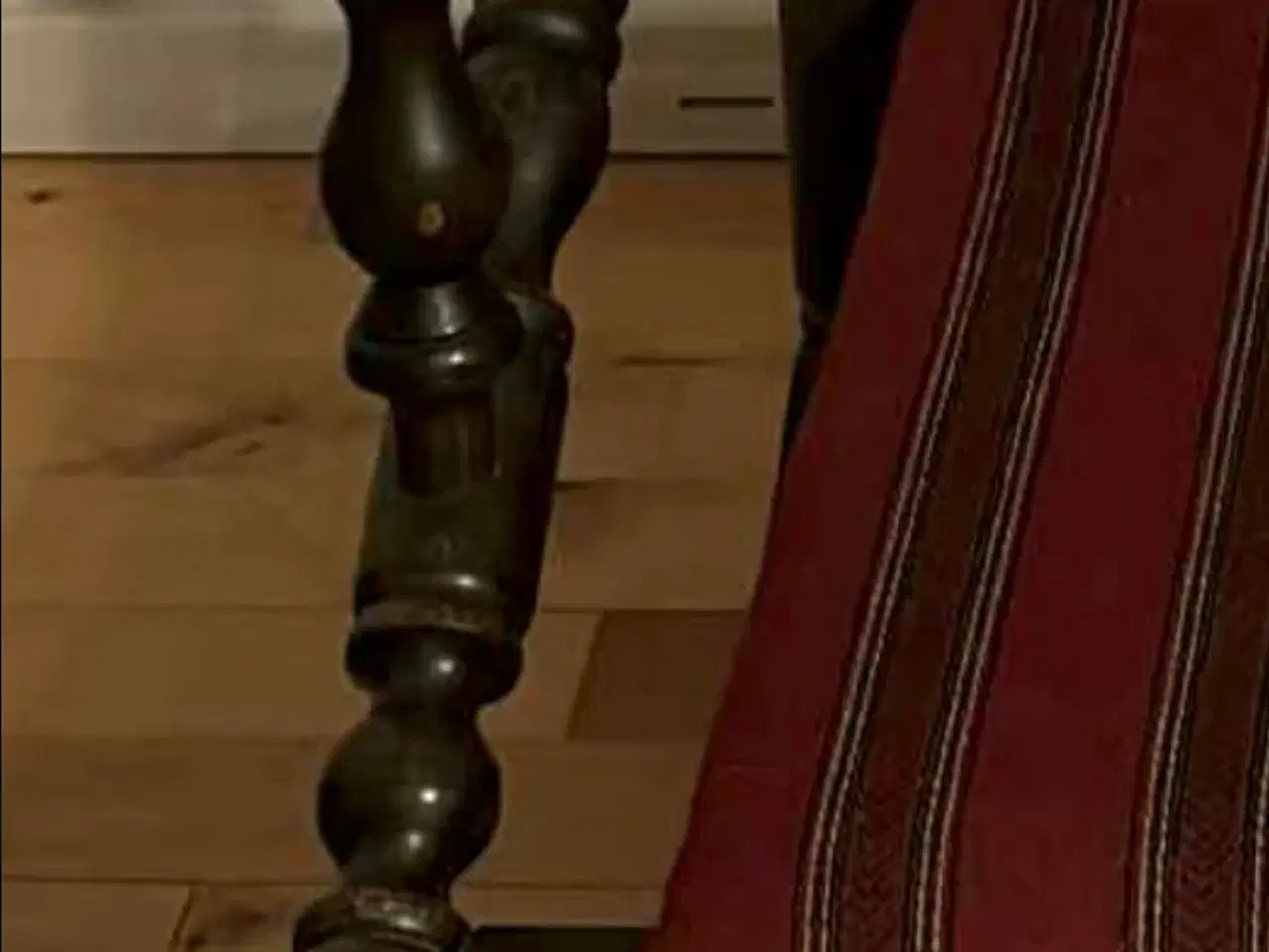 Billede 1 - Klassisk lænestol i herregårdsstil med rødstribet 