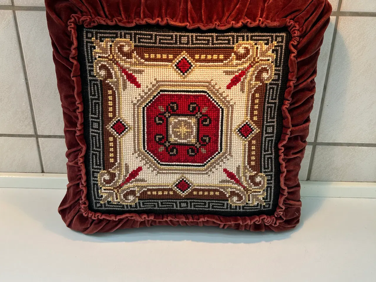 Billede 1 - Vintage sofapude broderet med velour bagstykke