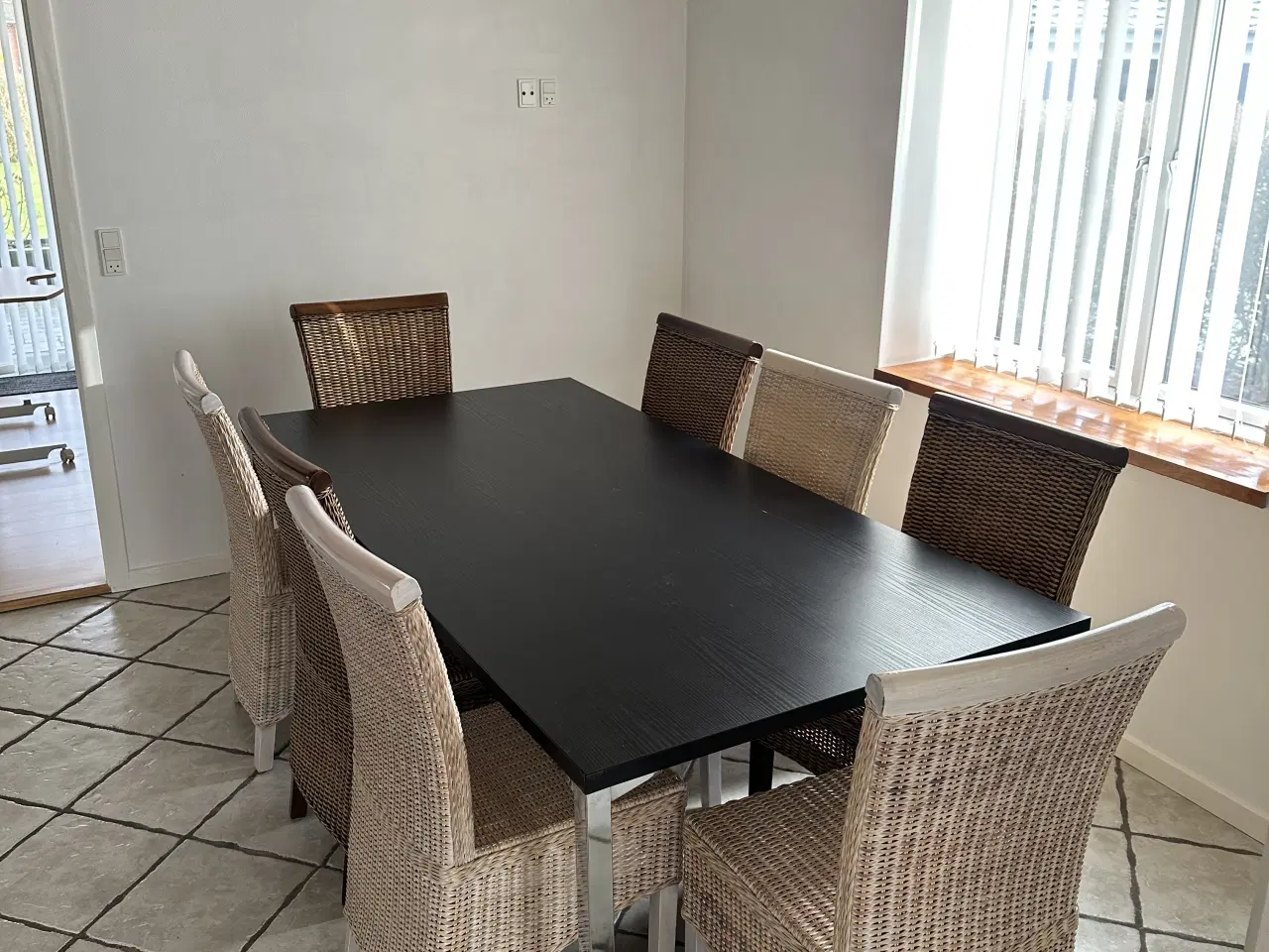 Billede 1 - Elegant spisebordsæt med 8 kurvestole.