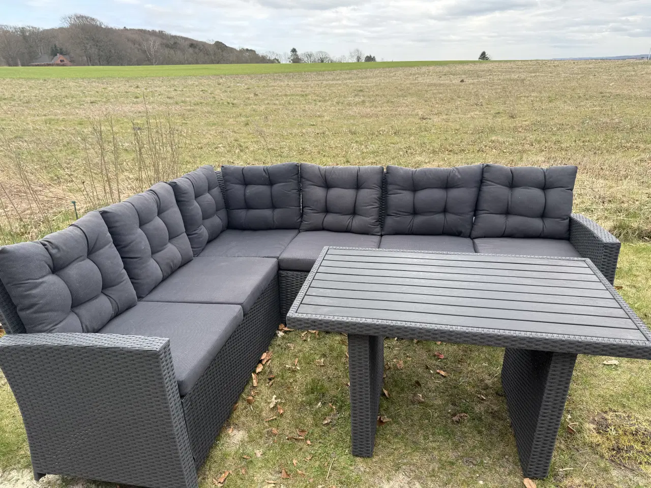 Billede 2 - Sort loungesæt med hjørnesofa og bord sælges