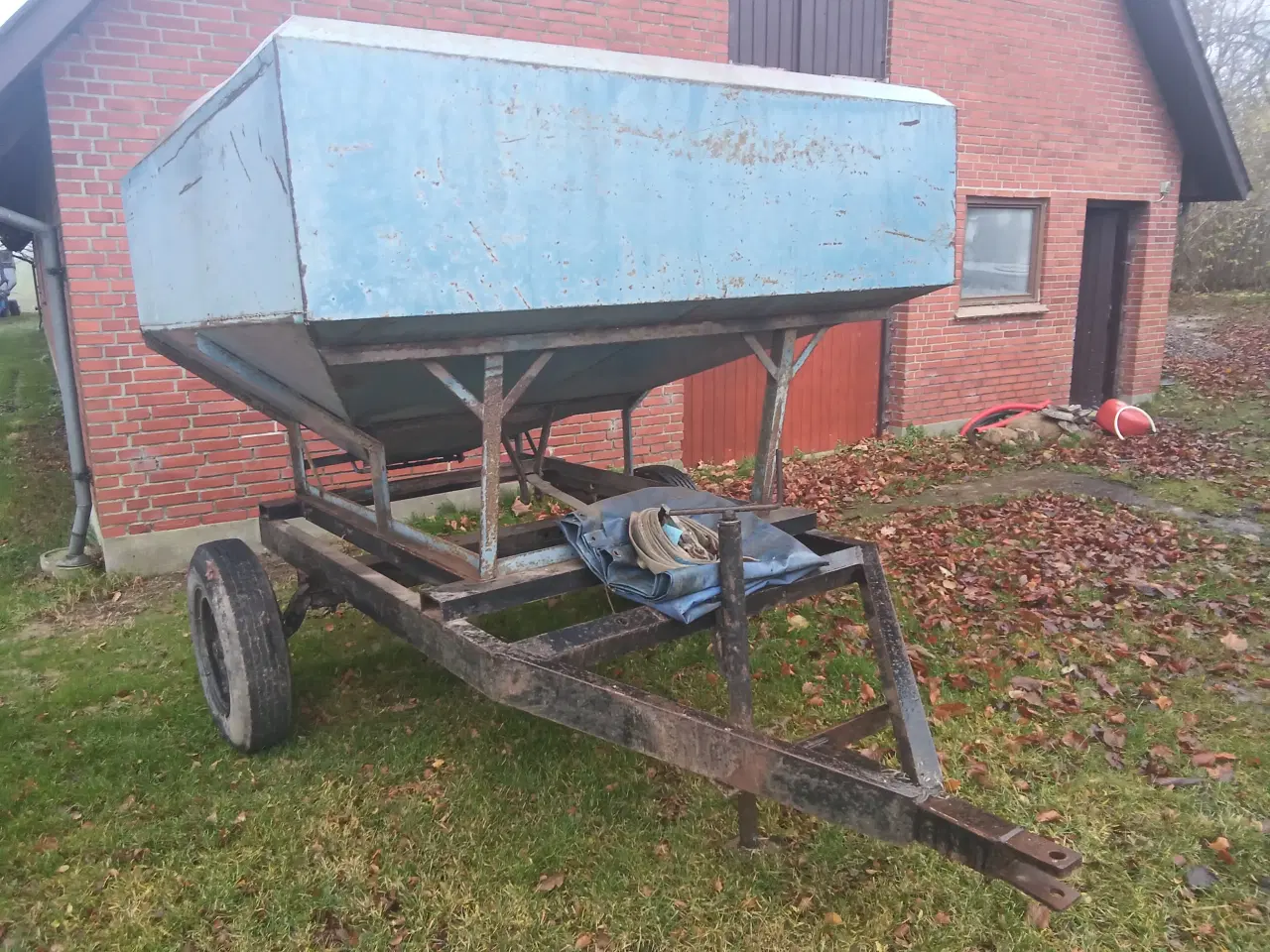 Billede 2 - Herborg 25 tdr.kornkasse med hjul